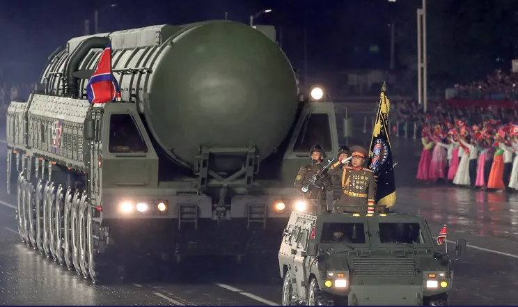 Kim Jong-Un Perkenalkan Rudal Terganas ICBM dalam Parade Militer Korut